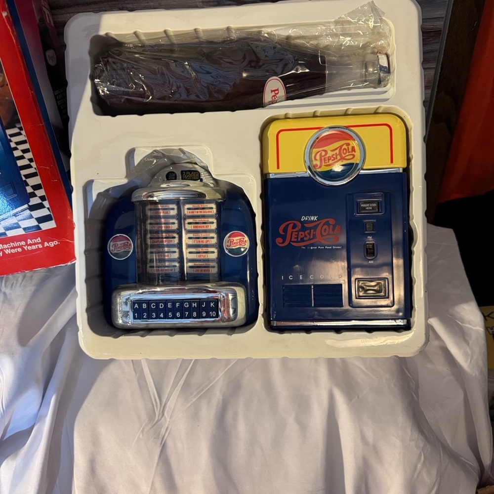 ★ Pepsi Cola Replica Collectibles Jukebox Bank & AM/FM Radio Set NIB - Picture 2 of 4